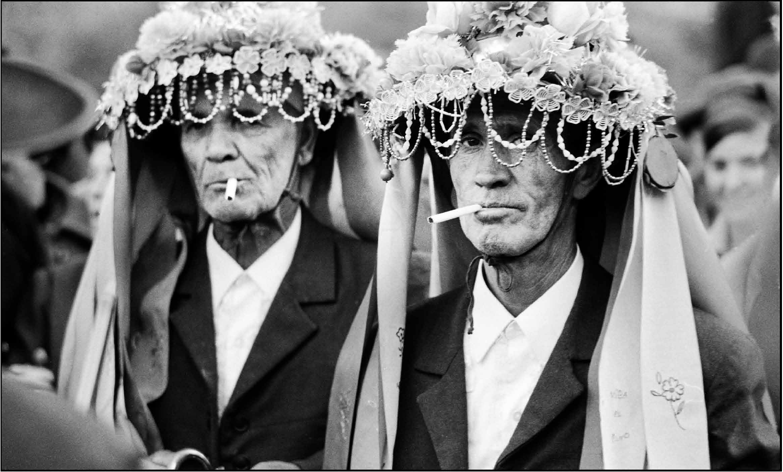 Jürgen Schadeberg: Sombreros de flores, espejos y lazos